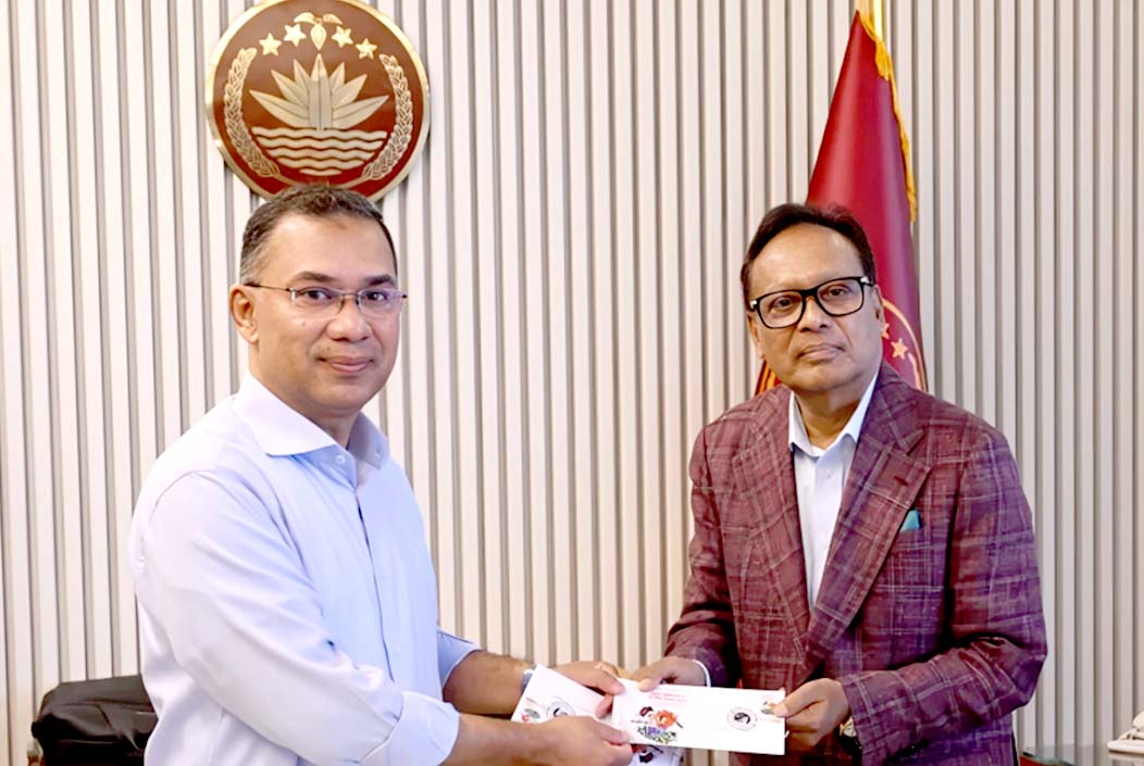 Prime Minister unveils commemorative postage stamp on the occasion of Independence Day Onnetion