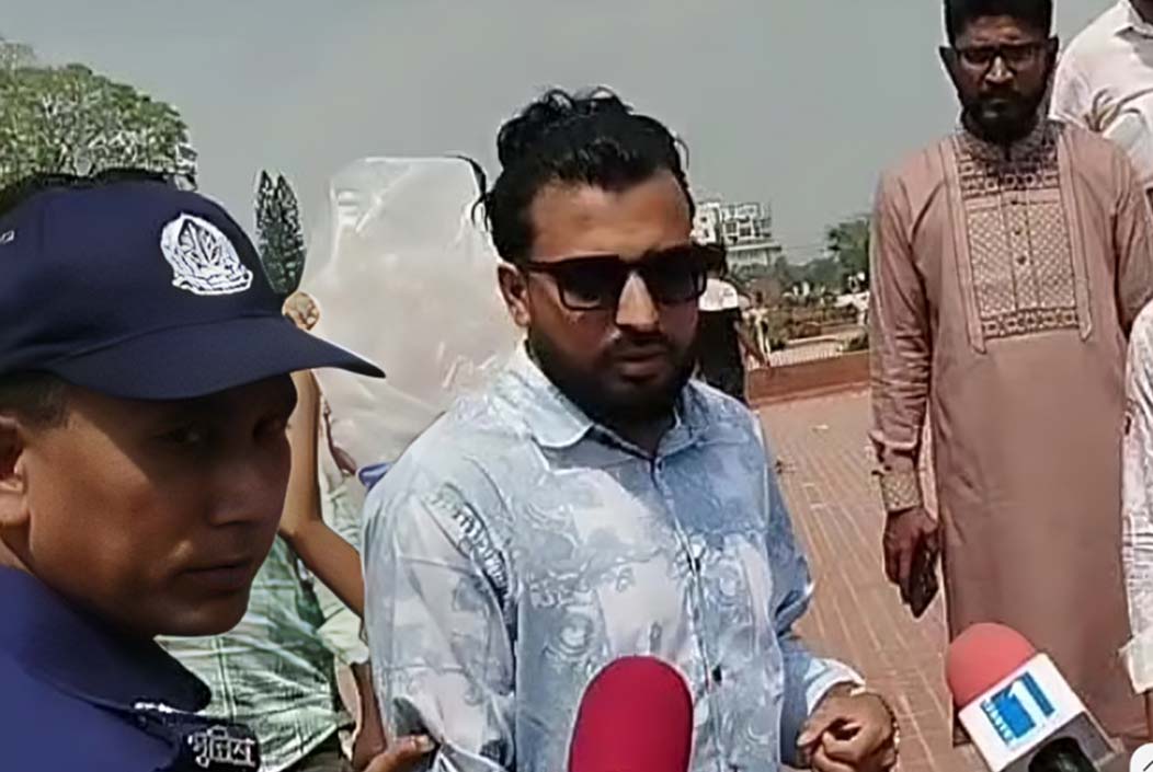 জাতীয় স্মৃতিসৌধে ফুল দিতে এসে নারীসহ তিন আওয়ামী লীগ সমর্থক আটক Three Awami League supporters, including a woman, arrested for laying flowers at the National Memorial Onnetion