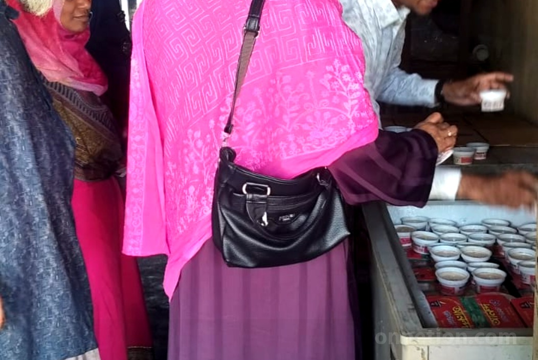 রবিবার দুপুরে অস্বাস্থ্যকর পরিবেশে খাদ্য তৈরির দায়ে নাহিদ এন্ড নাদিম ফুড প্রোডাক্টস নামের প্রতিষ্ঠানে জরিমানা করা হয়। ছবি: সংগৃহীত রবিবার দুপুরে অস্বাস্থ্যকর পরিবেশে খাদ্য তৈরির দায়ে নাহিদ এন্ড নাদিম ফুড প্রোডাক্টস নামের প্রতিষ্ঠানে জরিমানা করা হয়। ছবি: সংগৃহীত