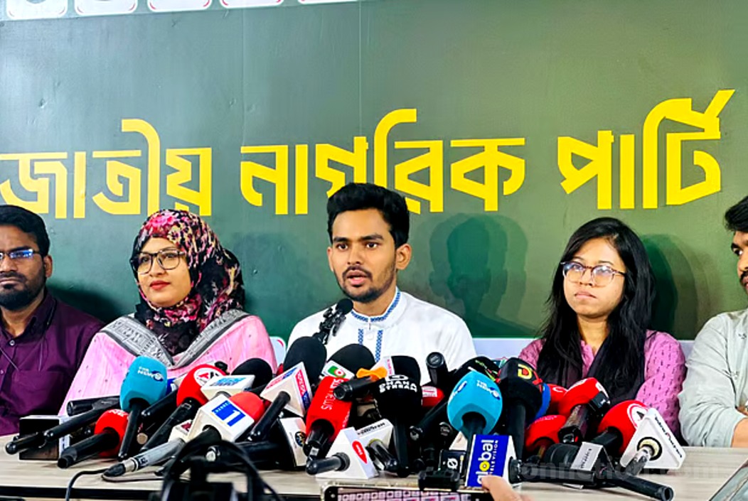 রাজধানীর বাংলামোটরে সংবাদ সম্মেলনে ব্যাংক হিসাবের তথ্য তুলে ধরেন জাতীয় নাগরিক পার্টির মুখপাত্র আসিফ মাহমুদ | ছবি: সংগৃহিত