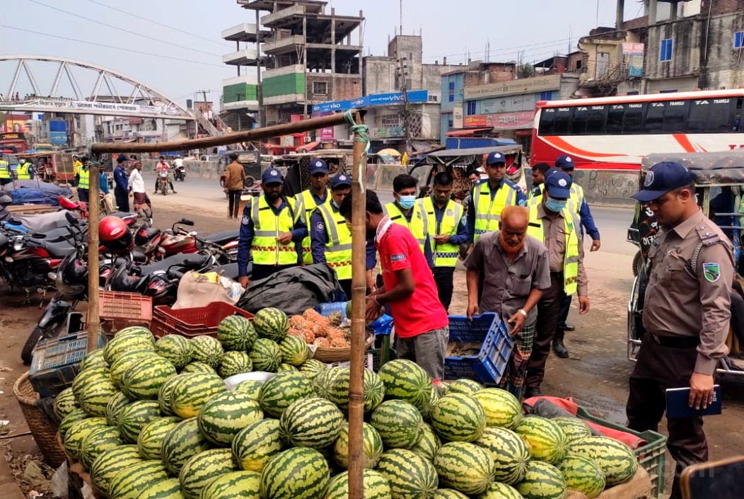 ঢাকা-বগুড়া মহাসড়ক দখলমুক্ত করতে শেরপুরে হাইওয়ে পুলিশের উচ্ছেদ অভিযান পরিচালনা। ছবি: সংগৃহীত।