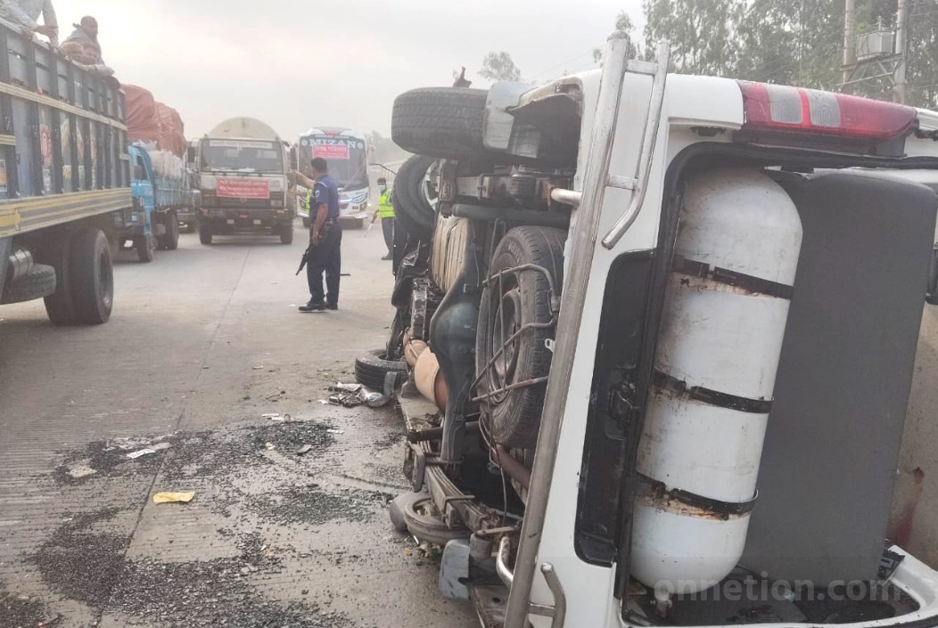 দুর্ঘটনাগ্রস্থ মাইক্রোবাস। ছবি: সংগৃহীত।