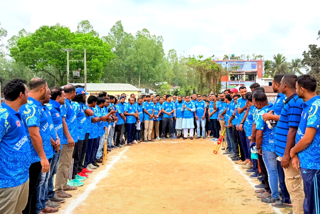 রবিবার সকালে বগুড়ার শেরপুরে সাবেক ক্রিকেটারদের নিয়ে আয়োজিত লিজেন্ড কাপ ক্রিকেট টুর্নামেন্ট এর উদ্বোধনী অনুষ্ঠানে। ছবি: সংগৃহীত।