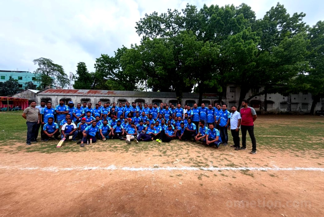 শেরপুর সরকারি ডিগ্রি কলেজ মাঠে লিজেন্ড কাপ ক্রিকেট টুর্নামেন্টে অংশগ্রহণকারী সাবেক খেলোয়াড়রা।  ছবি: সংগৃহীত।  