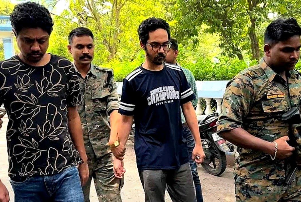 হাদি হত্যাকাণ্ডের প্রধান দুই আসামিকে বিধাননগর আদালত থেকে ট্রানজিট রিমান্ডে দিল্লিতে নিয়ে গেছে ভারতের এনআইএ | ছবি: সংগৃহিত