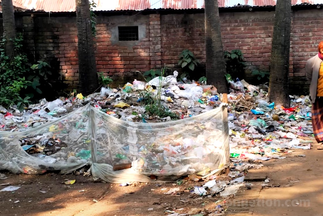 শেরপুর পৌর শহরের শ্রীরামপুর পাড়া সরকারি কলেজ মসজিদের পাশে অনিয়ন্ত্রিতভাবে ফেলা ময়লার স্তূপ। অন্বেষণ।