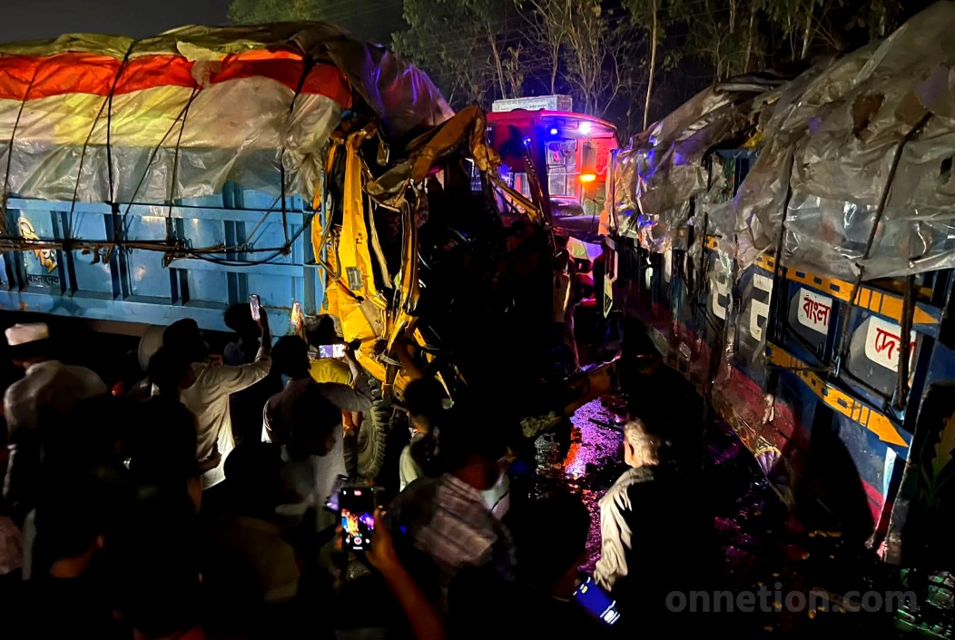 শনিবার রাত সড়ে ৮টার দিকে বগুড়ার শেরপুরের মির্জাপুর এলাকায় ঢাকা-বগুড়া মহাসড়কে বাস-ট্রাকের ত্রিমুখী সংঘর্ষ হয়। ছবি: সংগৃহীত।