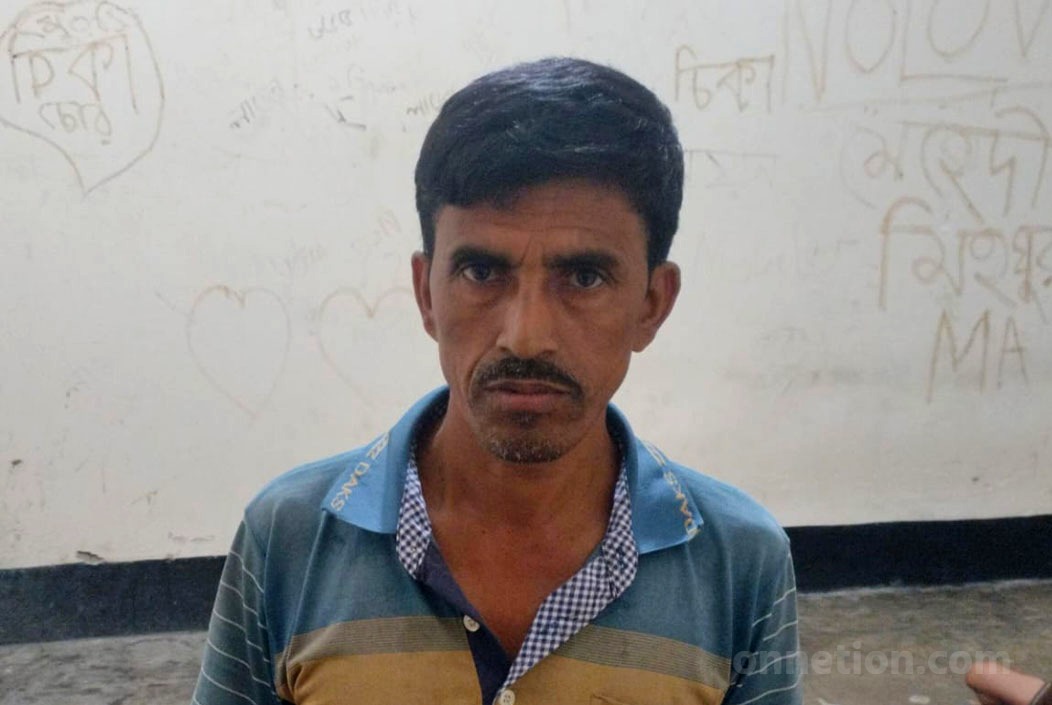 বগুড়ার শেরপুরে গৃহবধূকে ধর্ষণের মামলায় গ্রেপ্তারকৃত মো. মজনু শাহ। ছবি: সংগৃহীত। বগুড়ার শেরপুরে গৃহবধূকে ধর্ষণের মামলায় গ্রেপ্তারকৃত মো. মজনু শাহ। ছবি: সংগৃহীত।
