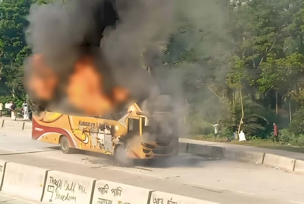 বগুড়ায় চলন্ত বাসে হঠাৎ আগুন, অল্পের জন্য রক্ষা পেলেন যাত্রীরা A sudden fire broke out in a moving bus in Bogra, passengers narrowly escaped Onnetion