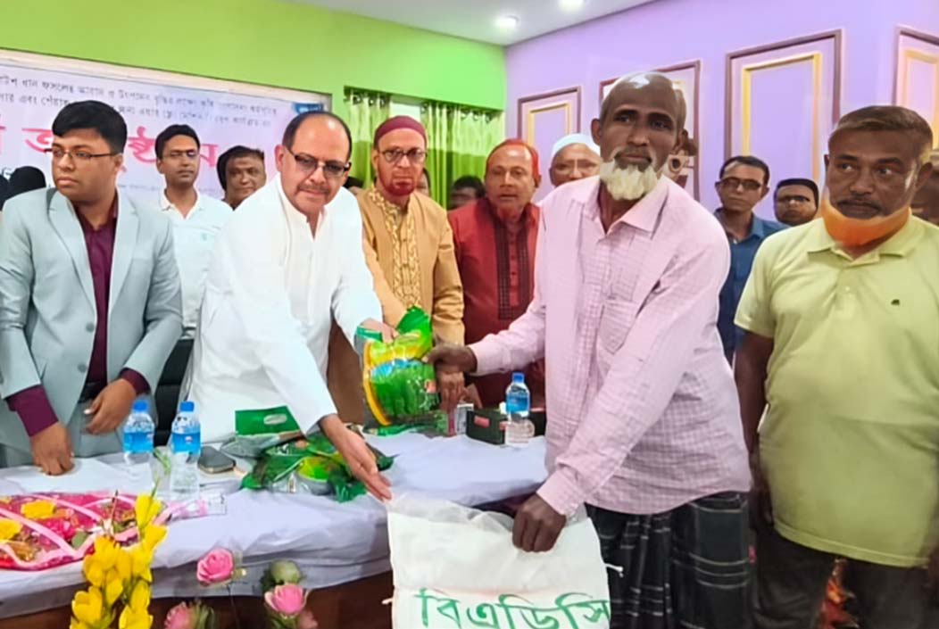 শেরপুরে প্রায় ৪ হাজার কৃষ Agricultural incentives distributed among nearly 4,000 farmers in Sherpur Onnetion
