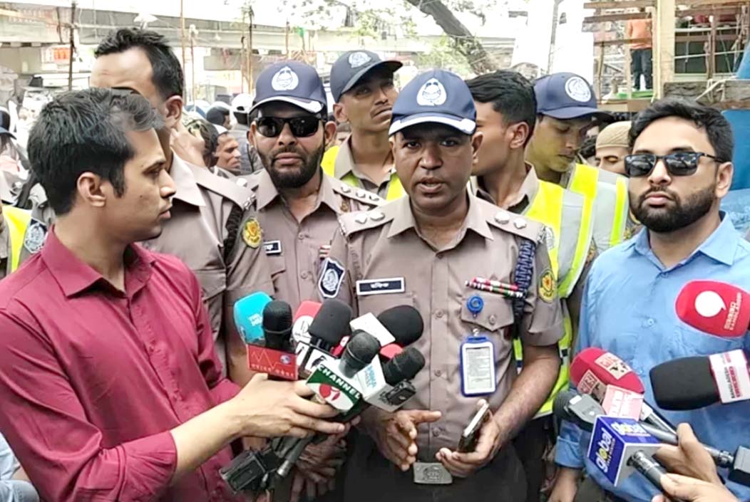 ফুটপাত দখলমুক্ত করতে অভিযান, ভোগান্তি করলে কঠোর ব্যবস্থা: ডিএমপি Campaign to free sidewalks from encroachment, strict action against those who cause trouble DMP Onnetion