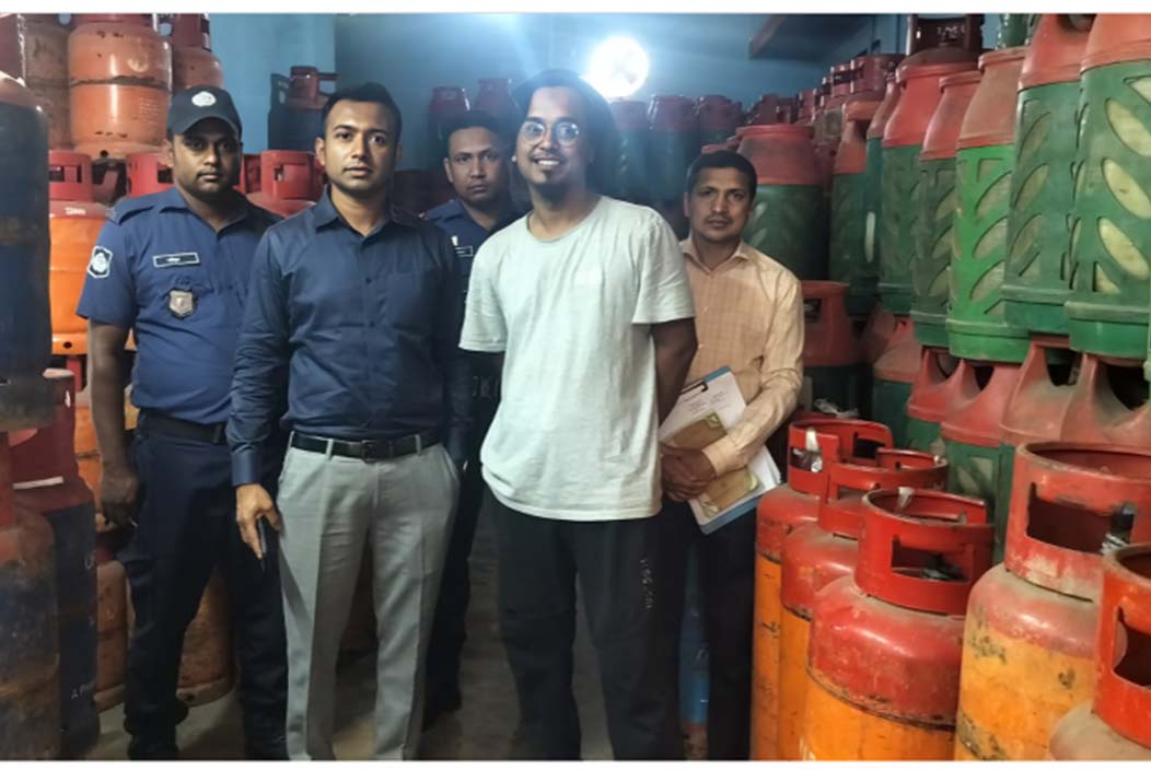 Dealer fined Tk 40,000 for selling gas cylinders at high prices in Bogra Onnetion