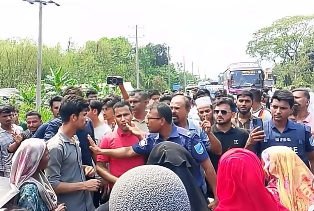 Dhaka-Sylhet highway blocked in protest against farmer's arrest, 10-km traffic jam Onnetion