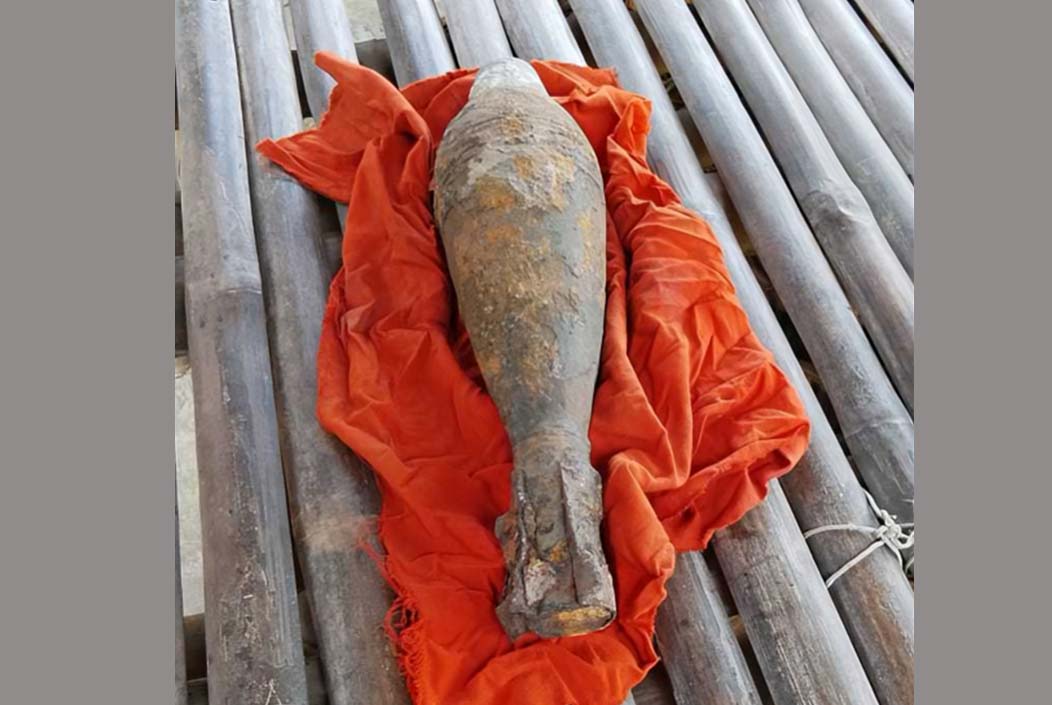 ভারত থেকে আসা পাথরের ট্রাকে মিলল মর্টার শেল Mortar shell found in stone truck from India Onnetion