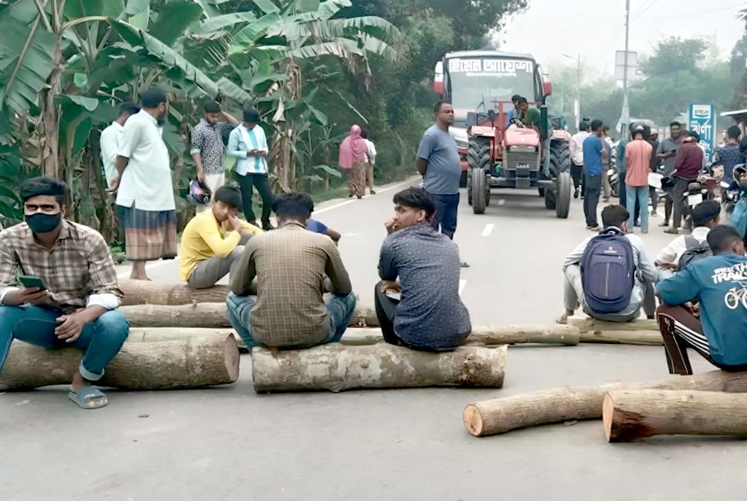তেল না পেয়ে ইসলামপুরে আঞ্চলিক মহাসড়ক অবরোধ, দুর্ভোগে যাত্রীরা Regional highway blocked in Islampur due to lack of fuel, commuters in distress Onnetion