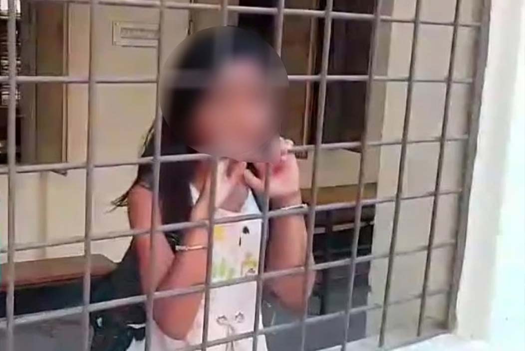 Student trapped in toilet, teachers lock school after ringing holiday bell Onnetion