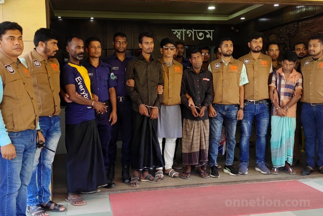 পোরশায় সড়কে ডাকাতির ঘটনায় গ্রেফতারকৃত আসামিদের শুক্রবার দুপুরে আদালতে প্রেরণ করা হয়। ছবি: সংগৃহীত।