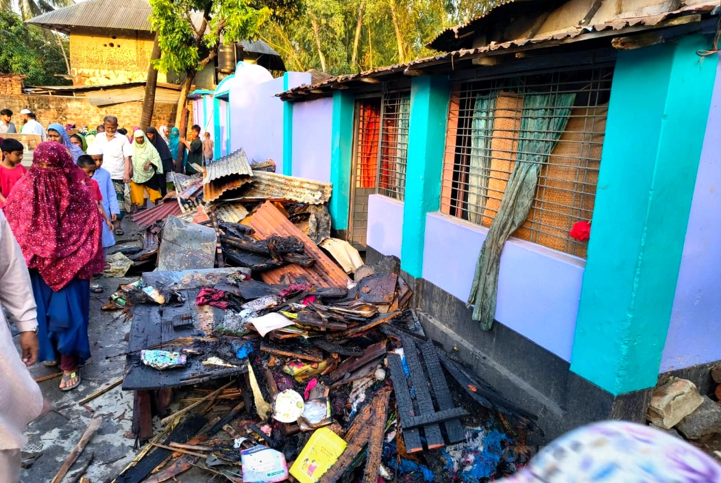 শনিবার বিকেলে শেরপুরের খন্দকারটোলা এলাকায় অগ্নিকাণ্ডে পুড়ে যাওয়া বসতবাড়ি। ছবি: সংগৃহীত।