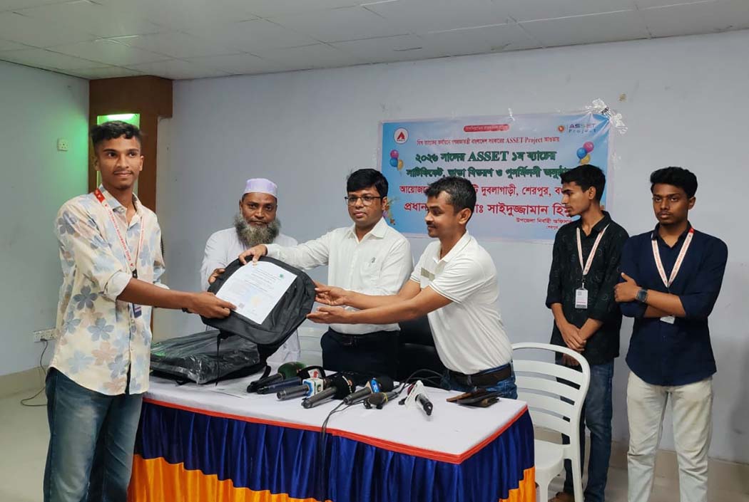 Certificates and allowances given to Ruhul IT trainees in Sherpur Onnetion